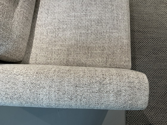 Image 1 of Sillón Moome Bas con modelo de exposición relax