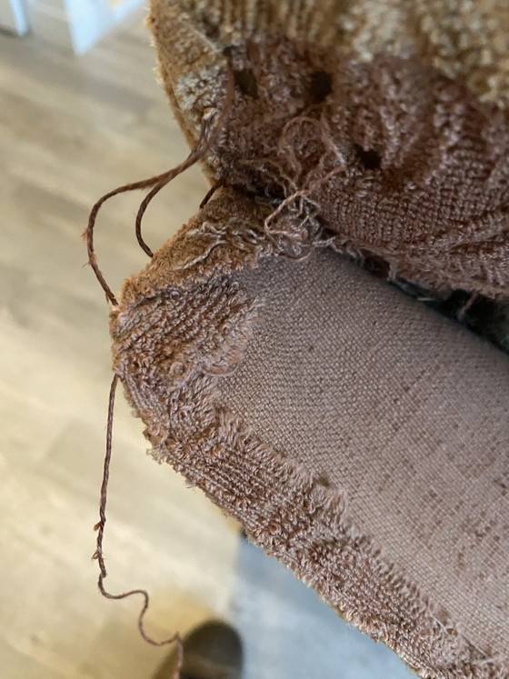 Image 1 of Magnifique fauteuil vintage avec une structure en bois robuste et des accoudoirs élégants.