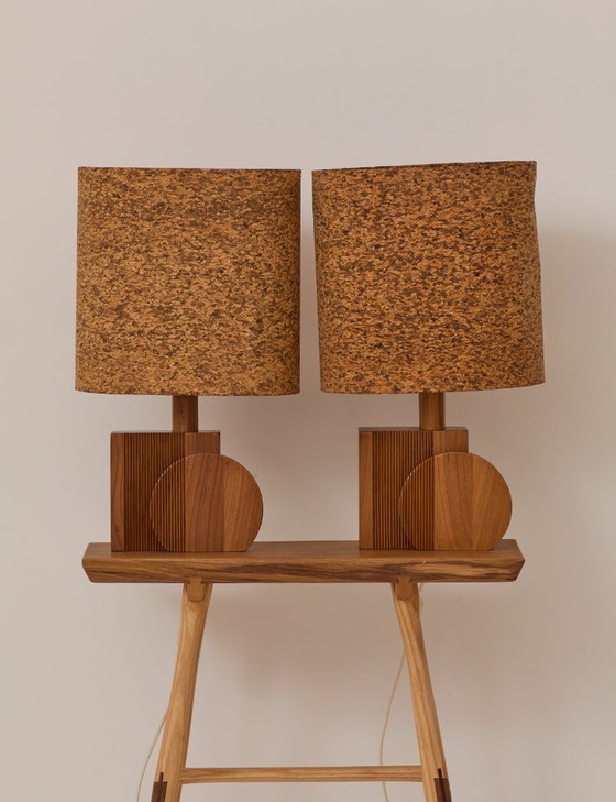Image 1 of Par de lámparas artesanales de roble macizo con pantallas de corcho, circa 1970