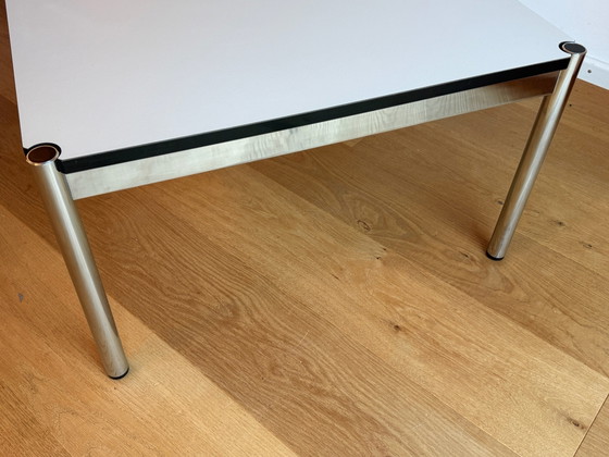 1. Edition, 1970er, USM Haller Couchtisch 75 × 75 cm, Perlweiß Laminat, Selten, Couchtische, Chrom, Grau (Foto 5 von 14)