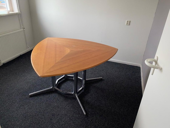 Image 1 of Grote ronde vergadertafel met 'segmented' poot