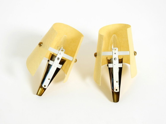 Image 1 of Una coppia di eccezionali applique da parete in ottone in stile Mid-Century Modern con paralumi in fibra di vetro.
