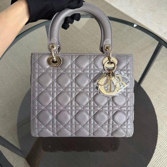 Image 1 of DIOR LADY MEDIUM - PELLE DI AGNELLO CANNAGE GRIGIO, DETTAGLI GRIGIO ORO, CINTURINO REGOLABILE
