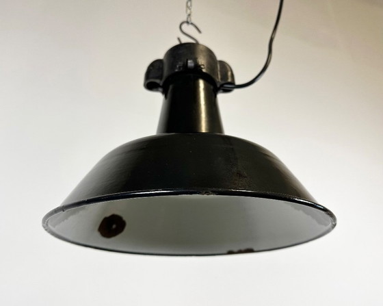 Image 1 of Industrielle Fabriklampe aus schwarzem Emaille mit gusseisernem Aufsatz, 1960er Jahre