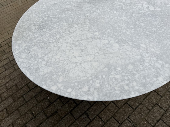 Image 1 of Original round Knoll Tulip dining table (152cm) in Carrara marble, Eero Saarinen