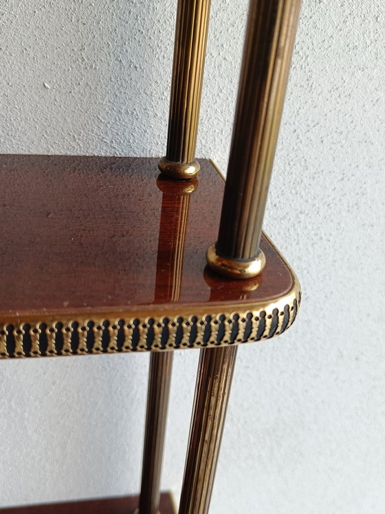 Image 1 of Estantería de pared de mediados de siglo en madera y latón, estante colgante de 3 niveles, estilo de los años 50-60.