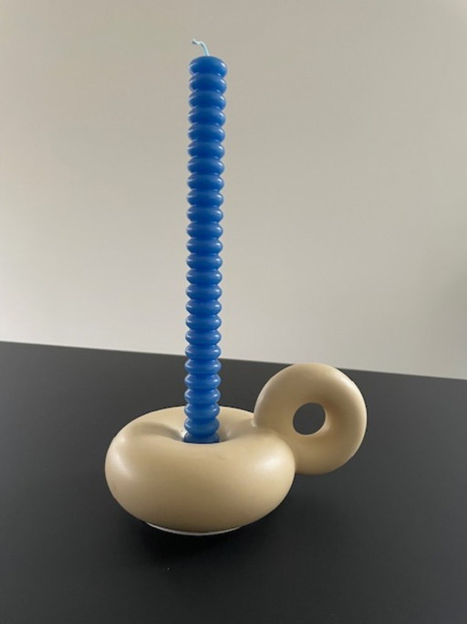 Portacandele a forma di ciambella color crema con manico giocoso – in ceramica
