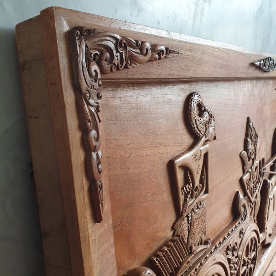 Image 1 of Grande opera in legno indonesiano con Krisna e Arjuna di 116 cm.