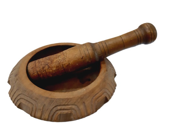 Image 1 of Bol et pilon en bois sculpté vintage