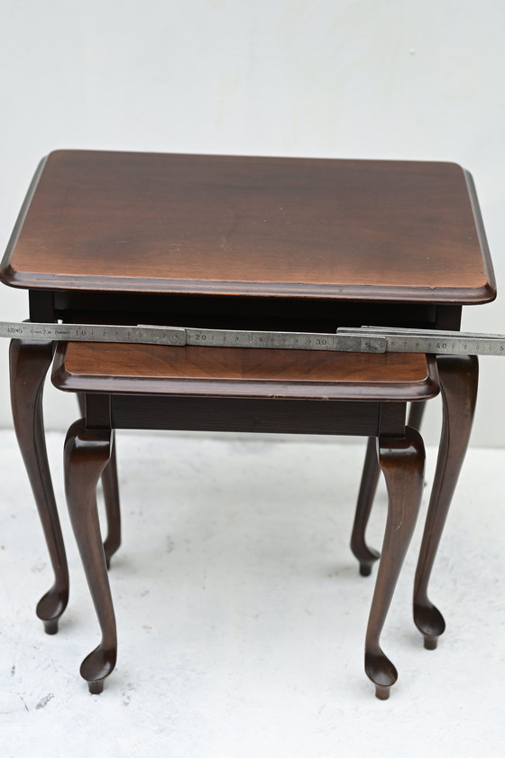 Image 1 of Antieke set van 2 bijzettafels, donkerhouten bijzettafels, klassieke Franse stijl, handgesneden Queen Anne-poten.