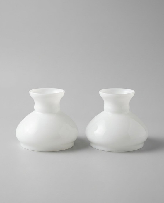 Image 1 of Dubbele lamp in de stijl van een "warmwaterkruik" – Italiaans porselein en opaalglas