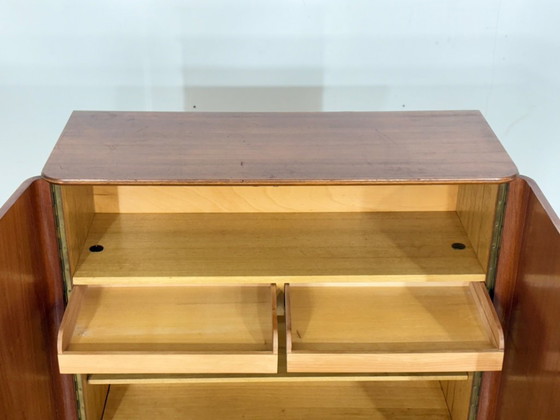 Image 1 of Linnenkast uit het midden van de vorige eeuw, houten kast, kledingkast, vintage