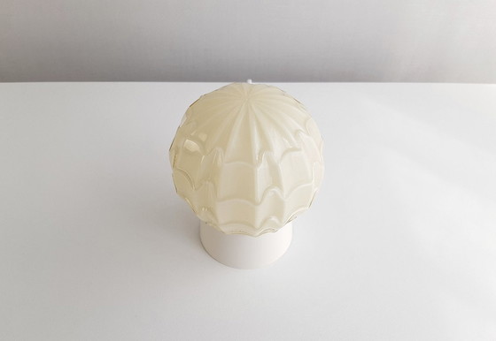 Image 1 of Beige vanille glazen plafondlampje van Thabur in Den Haag, Small variant, art deco lamp glazen bol