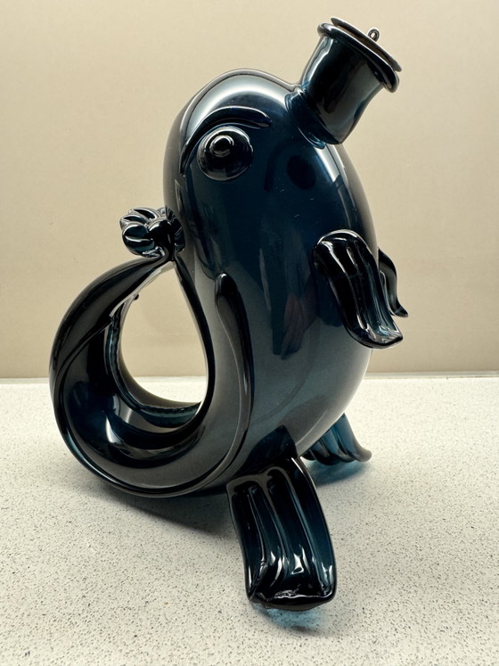 Image 1 of Prachtige Antieke Zweedse Glazen Vis-Karaf ‘Brännvinsfisk’ met Zilveren Dop (1953) – Hugo Gehlin voor Gullaskruf
