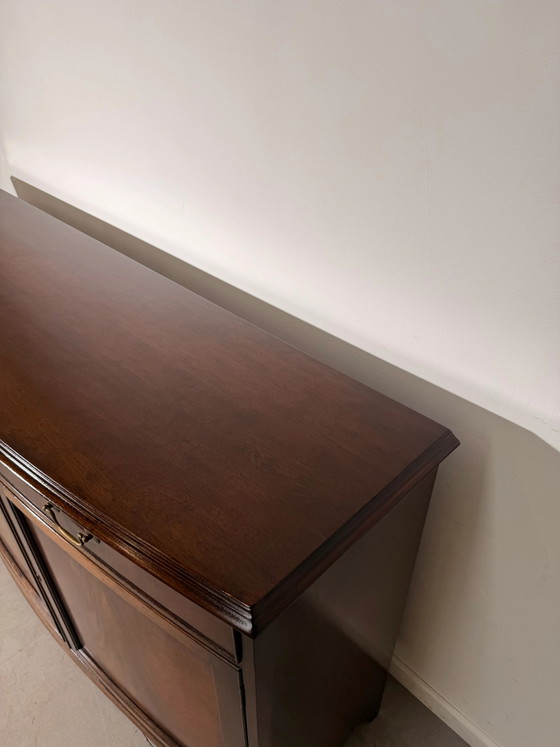 Großes antikes Mahagoni-Sideboard mit Bogenfront (photo 5 of 8)