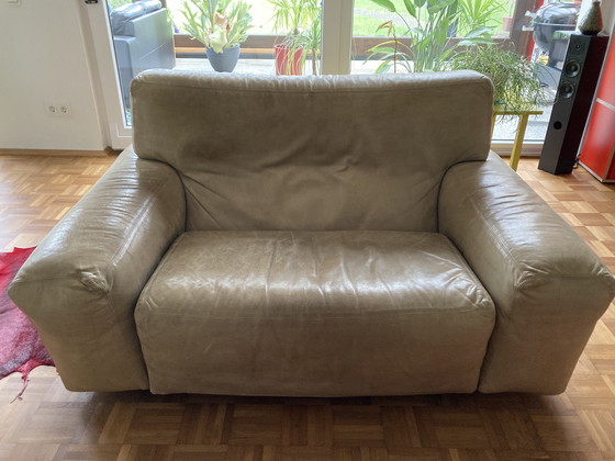 Image 1 of 2 andere Sede-banken zijn abzugeben, eins hat einen Riss auf der Sitzfläche