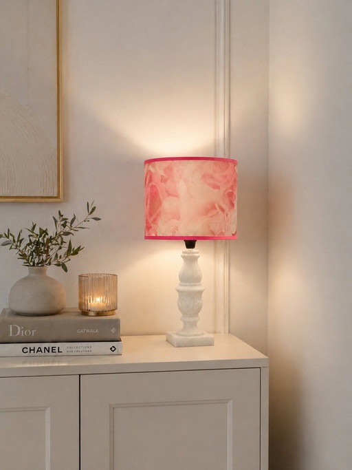 Vintage-Lampe aus echtem Alabaster mit Lampenschirm aus Fiberglas, aus den 1960er oder 70er Jahren.