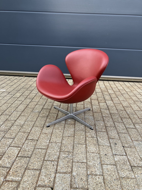 Image 1 of Silla Fritz Hansen Swan en cuero rojo indio, ¡¡¡NUEVA!!!