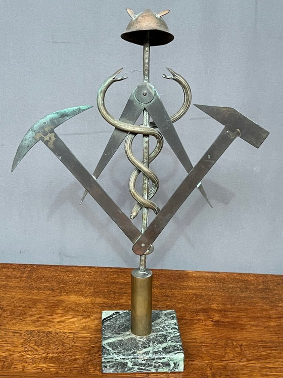 Sculpture en bronze avec éléments symboliques sur base en marbre, Marron, Vintage (photo 2 sur 5)