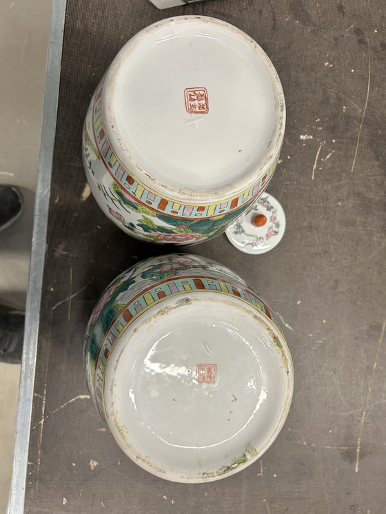 Image 1 of Paar grote chinese gemberpotten Famille Rose 32cm