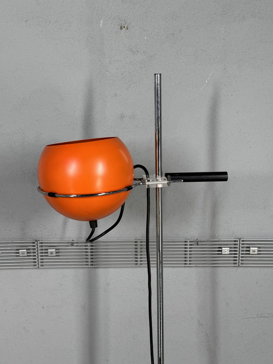 Image 1 of Lampada da terra vintage – Gepo / Gerda – paralume sferico in metallo arancione – design Space Age anni '70