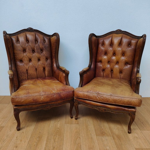Set di poltrone vintage antiche con braccioli a forma di ala, in stile Queen Anne. Rivestite in pelle di pecora.