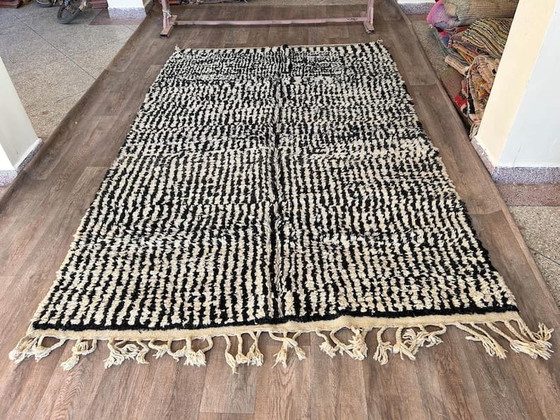 Auténtica alfombra marroquí Beni Ouraine hecha a mano para tu sala de estar, en blanco y negro, tamaño 200 cm (photo 7 of 7)