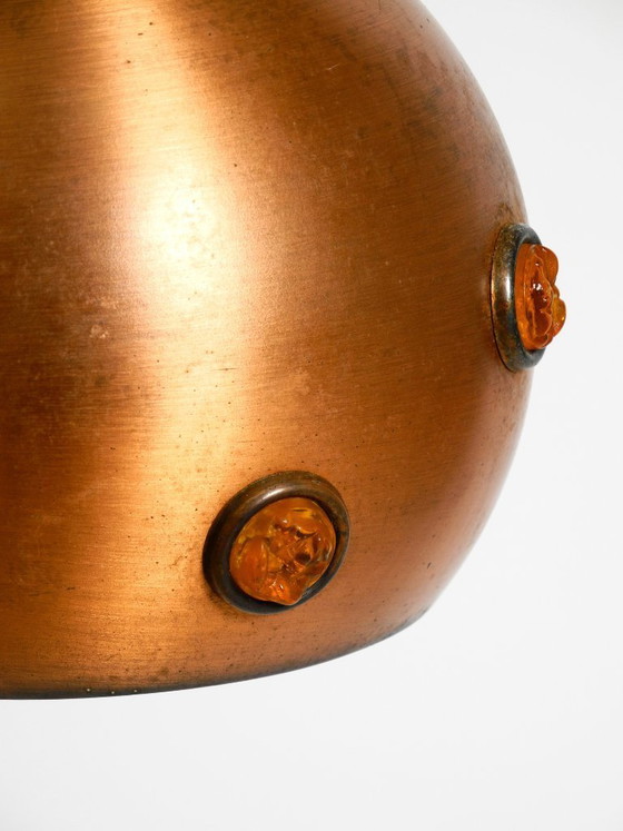 Image 1 of Lampada a sospensione originale degli anni '60 in rame massiccio con pietre in vetro sintetico arancione.