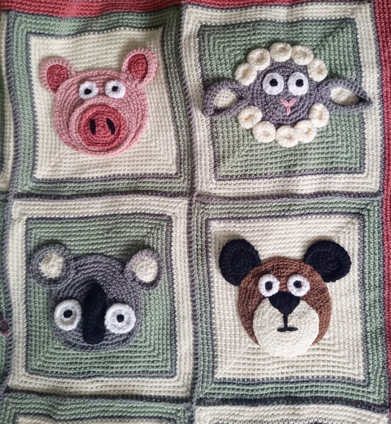 Image 1 of Handgemaakte Gehaakte Dieren Deken 16 vierkantjes