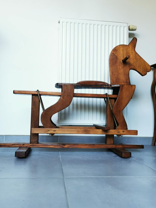 Cheval à bascule antique