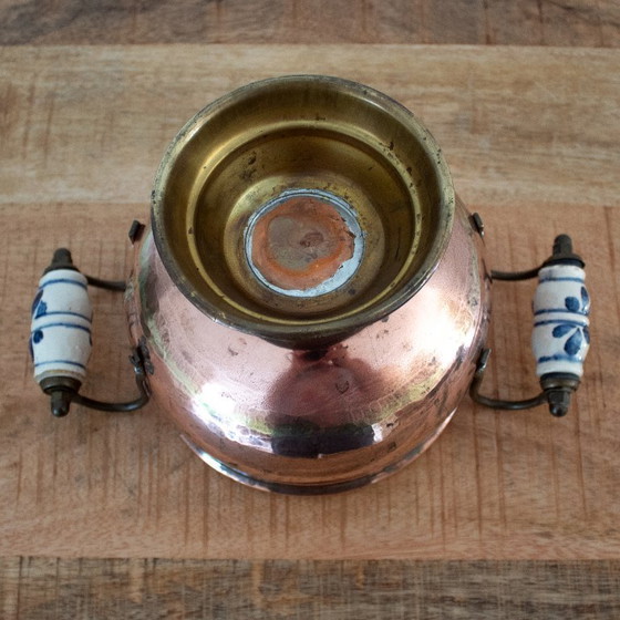 Image 1 of Vintage bloempot op voet uit de jaren '50 van koper, messing en Delfts blauw porselein