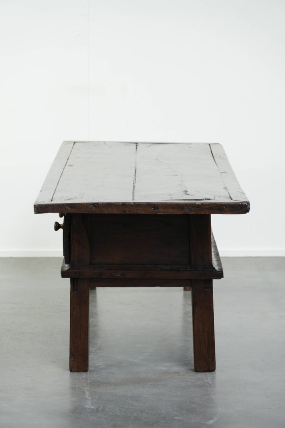 Image 1 of Magnifique table basse ancienne du XVIIIe siècle en châtaignier d'Europe du Sud, avec deux tiroirs et une serrure fonctionnelle 