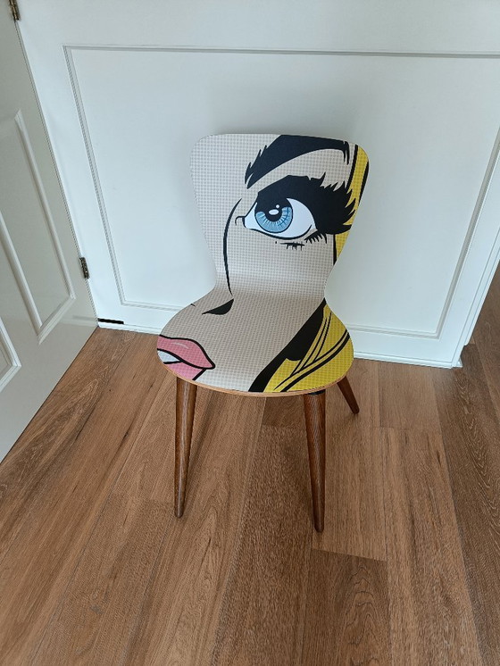 Image 1 of Chaise vintage des années 1960 recyclée, impression de bande dessinée rétro