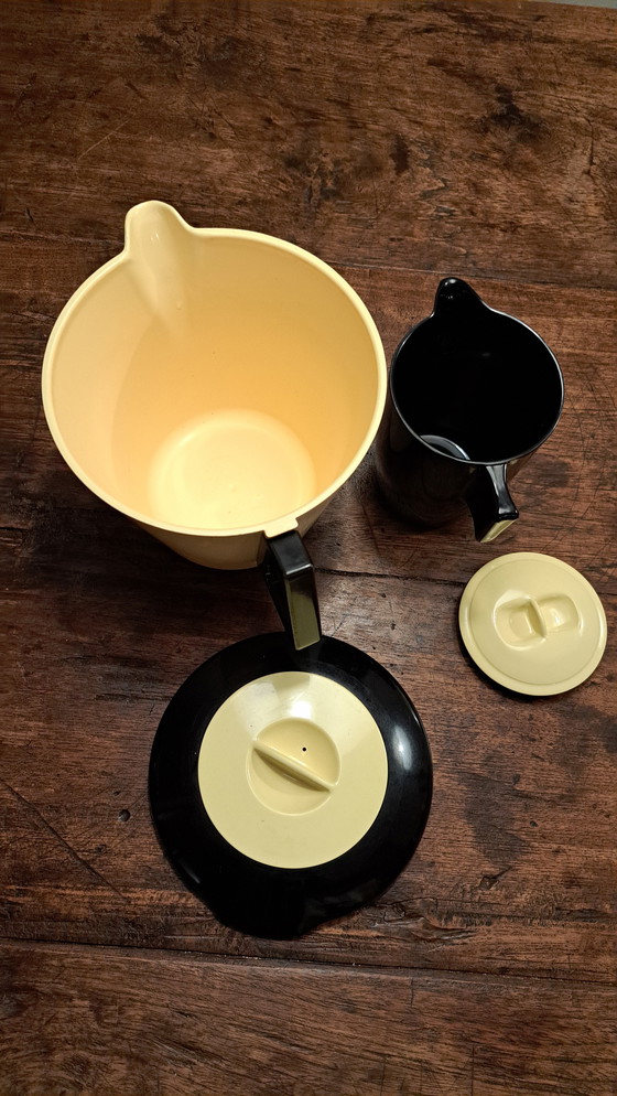 Image 1 of 2 jarras negras y amarillas (grande y pequeña) de melamina