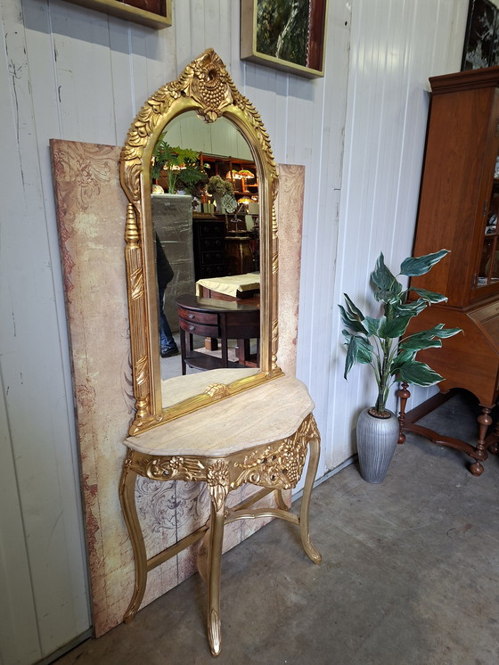 Image 1 of Klassischer, reich verzierter, goldfarbener Halbmond-Wandtisch, Schminktisch mit Marmorplatte und facettiertem Spiegelständer