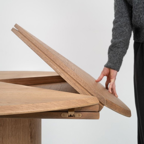 Image 1 of TABLE ROUND/SQUARE QUAD0 Natural Oak – Simple Table, Amazing Function