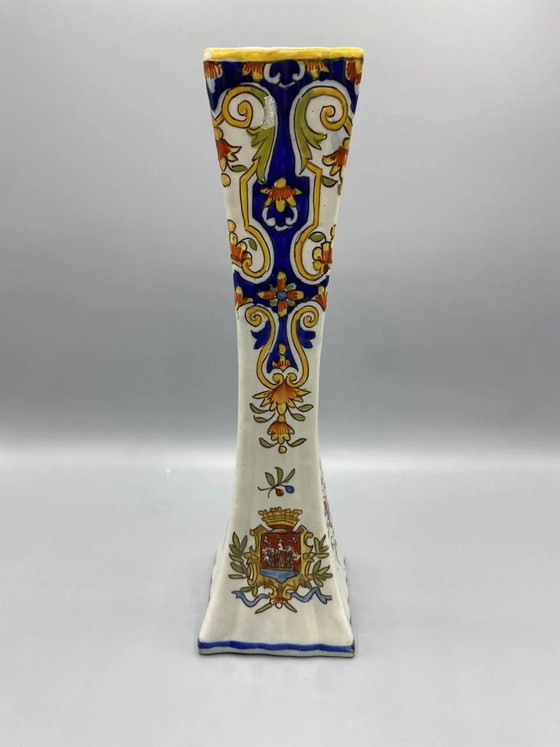Grote faience cornetvaas, Rouen-decoratie, wapen van Les Sables-d'Olonne – Decoratieve objecten (photo 4 of 7)