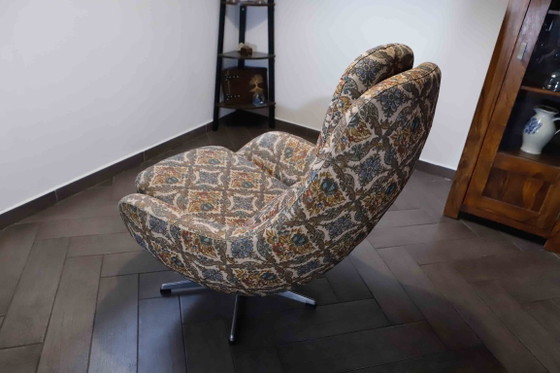 Image 1 of Set van 2 vintage draaibare fauteuils met hoge rugleuning en abstracte bekleding.
