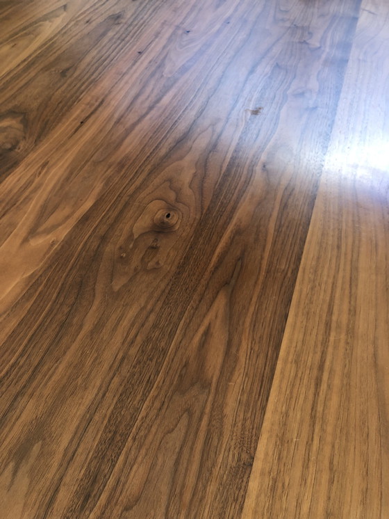 Image 1 of Table de salle à manger en noyer massif huilé