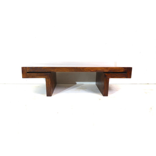 Table basse en bois brutaliste Japandi