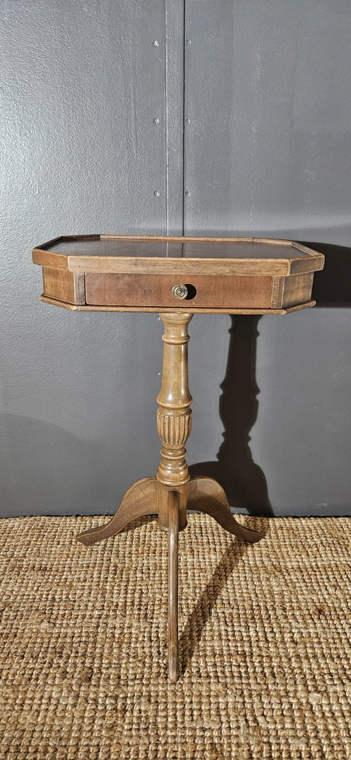 Klassiek houten bijzettafeltje met lade