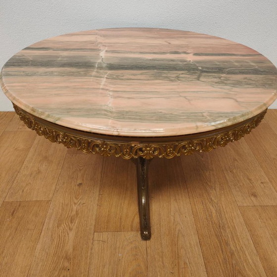 Table basse ronde de style Régence avec plateau en marbre onyx. – Tables basses, Marble, Brass (photo 9 of 13)