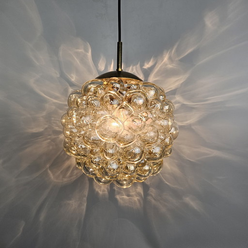 Vintage glazen bubbel hanglamp van Glashutte Limburg. Ontwerp van Helena Tynell. Glas en messing. 1960, Duitsland.