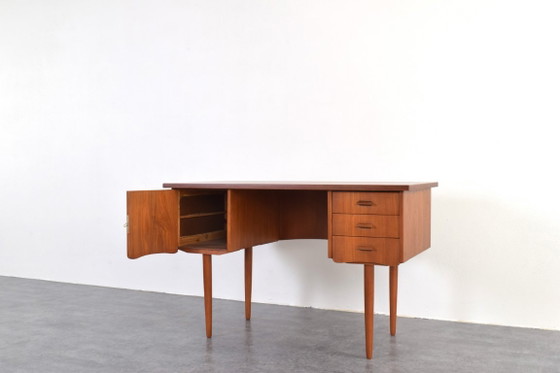 Escritorio danés de teca de mediados de siglo, década de 1960. – Wood (photo 15 of 20)