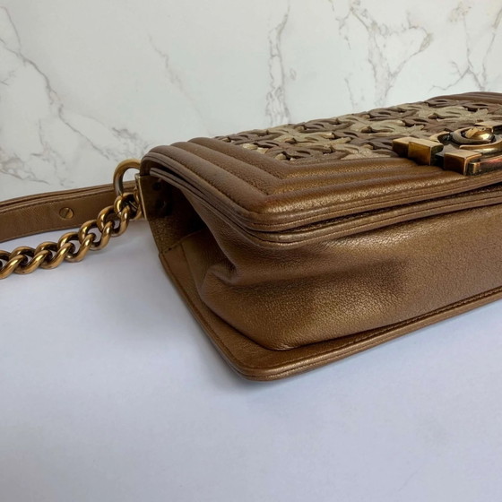 Chanel petit sac Boy à rabat en agneau matelassé métallique avec CC entrelacés – Sacs a bandouliere, Cuir (photo 14 of 16)