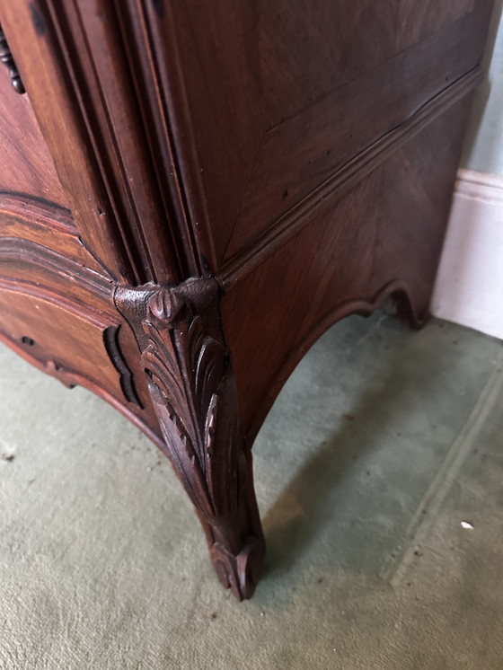 Image 1 of Glace-Skulpturenschrank im Noyer-Stil im Stil Ludwigs XV. des 19. Jahrhunderts