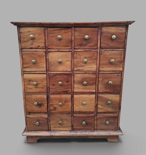 Cómoda de teca, mueble de boticario, archivador, carácter bellamente envejecido, dimensiones: 93x41cm y 110cm de alto.