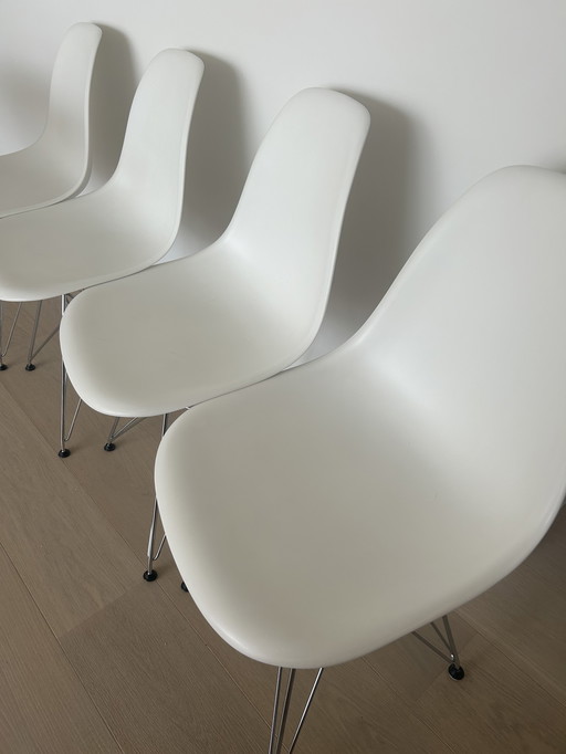Set van 4 Vitra Eames DSR stoelen - wit / chroom onderstel