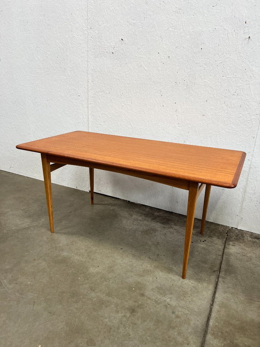 Tavolino da caffè danese vintage restaurato, anni '60, in teak.