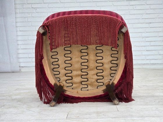 Image 1 of Fauteuil danois des années 1960, revêtement d'origine en velours rouge rayé.
